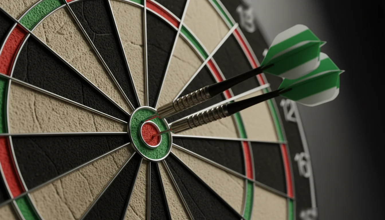 Close-up van een dartbord met pijlen in het triple-20 segment tijdens een toernooi