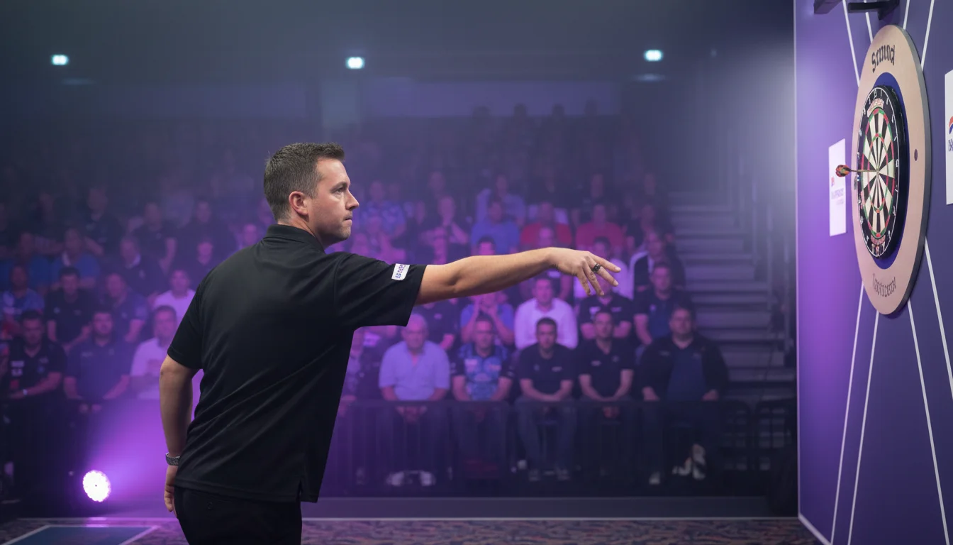 Professionele dartspeler gooit pijlen op een podium met publiek op de achtergrond